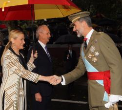 Su Majestad el Rey es recibido por la presidenta de la Comunidad de Madrid, Cristina Cifuentes