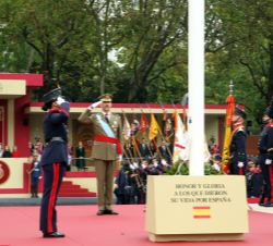 Su Majestad el Rey, tras la ofrenda de la corona de laurel durante el homenaje a los que dieron su vida por España
