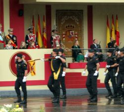 Vista de la Tribuna Real al paso de la Compañía del Grupo de Reserva y Seguridad nº 1 de la Guardia Civil