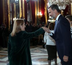 Sus Majestades los Reyes reciben el saludo de la presidenta del Congreso de los Diputados, Ana Pastor