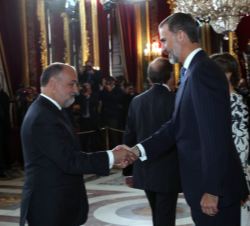 Sus Majestades los Reyes reciben el saludo del presidente del Tribunal Constitucional, Francisco Pérez de los Cobos