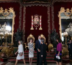 Don Felipe y Doña Letizia en el Salón del Trono durante la recepción con motivo del Día de la Fiesta Nacional