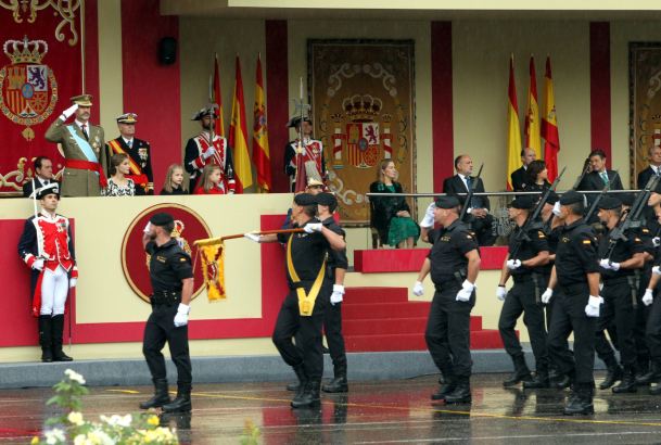 Vista de la Tribuna Real al paso de la Compañía del Grupo de Reserva y Seguridad nº 1 de la Guardia Civil