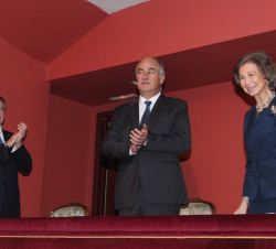 Su Majestad la Reina Doña Sofía, en el palco, recibe el aplauso de los asistentes