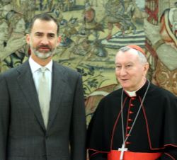 Don Felipe junto al cardenal Pietro Parolin