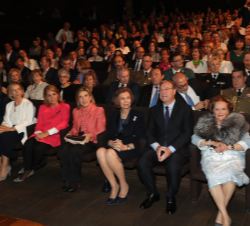 Su Majestad la Reina Doña Sofía en la primera fila de asientos acompañada por las autoridades presentes en la entrega