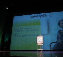 Vista del escenario durante las palabras de agradecimiento de Doña Sofía
