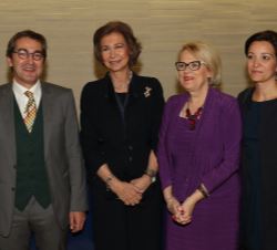 Doña Sofía junto a los premiados en las categorias institucional e individual