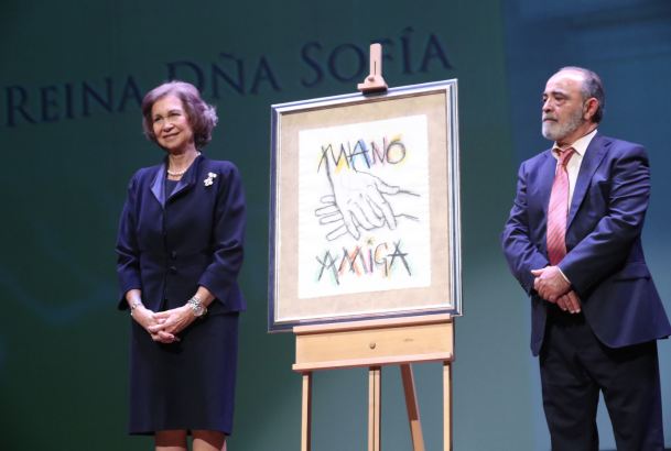 Su Majestad la Reina Doña Sofía recoge el “Premio Anónimo con Nombre” concedido por el jurado de los Premios Mano Amiga de la Asociación A
