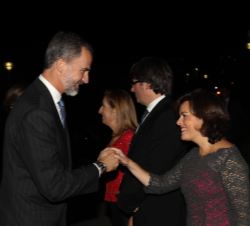 Su Majestad el Rey recibe el saludo de la vicepresidenta del Gobierno y ministra de la Presidencia en funciones, Soraya Sáenz De Santa María