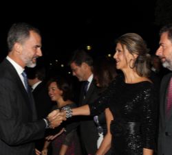 Su Majestad el Rey recibe el saludo de la delegada del Gobierno en la Comunidad Autónoma de Cataluña, María de los Llanos de Luna