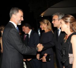 Su Majestad el Rey recibe el saludo del consejero delegado del Grupo Planeta, José Manuel Lara