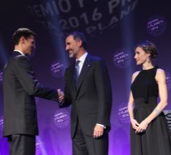 Su Majestad el Rey saluda al finalista del Premio Planeta, Marcos Chicot