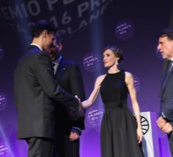 Su Majestad la Reina saluda al finalista del Premio Planeta, Marcos Chicot