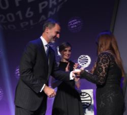 Su Majestad el Rey hace entrega del premio a la ganadora, Dolores Redondo