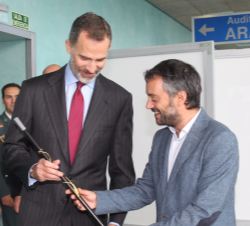 Su Majestad el Rey recibe el bastón de mando de la Orden, de manos del alcalde de A Coruña y Gran Maestre, Xulio Xosé Ferreiro