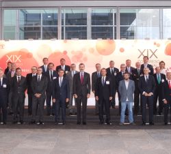 Fotografía de grupo de Su Majestad el Rey con la Junta Directiva del Instituto de la Empresa Familiar