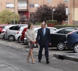 Su Majestad la Reina, acompañada por el jefe de su Secretaría, José Manuel Zuleta y Alejandro, se dirige a la Sede de la Confederación Salud Mental Es