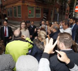 Doña Letizia recibe el saludo de las personas que se encontraban esperando su llegada