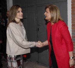 Su Majestad la Reina recibe el saludo de la ministra de Sanidad, Servicios Sociales e Igualdad en funciones, Fátima Báñez