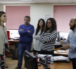 Doña Letizia durante el recorrido conversa con empleados de la Confederación