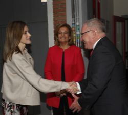 Doña Letizia recibe el saludo del presidente de la Confederación Salud mental España, Nel González