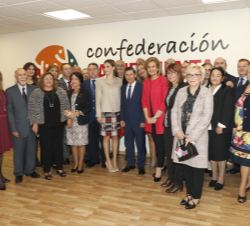 Su Majestad la Reina con los asistentes a la reunión