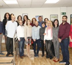 Doña Letizia con los empleados de la Confederación Salud Mental España y con la ministra Fátima Báñez