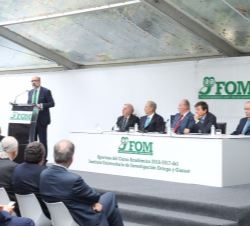Su Majestad el Rey Don Juan Carlos durante las palabras del catedrático de filología Románica de la Universidad Complutense de Madrid, José Manuel Luc