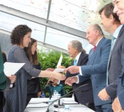 Su Majestad durante la entrega de las medallas y diplomas a los alumnos del Instituto Universitario de Investigación Ortega y Gasset