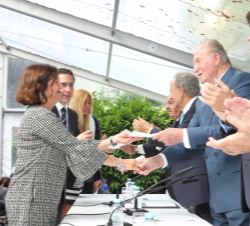 Su Majestad durante la entrega de las medallas y diplomas a los alumnos del Instituto Universitario de Investigación Ortega y Gasset