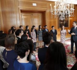 Don Felipe y Doña Letizia conversan con los estudiantes ganadores de los premios "Fin de Carrera 2015" de la Universidad de Oviedo
