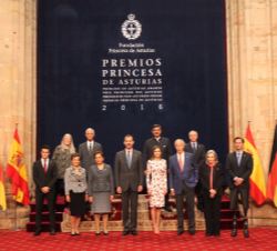 Fotografía de grupo de Sus Majestades los Reyes junto a los premiados