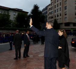Sus Majestades los Reyes saludan a los ovetenses que les dieron la bienvenida a su llegada al Auditorio