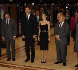 Don Felipe y Doña Letizia, junto con las autoridades que les recibieron a su llegada