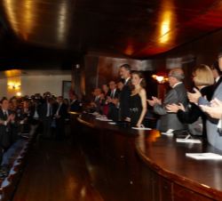 Sus Majestades los Reyes reciben el aplauso de los asistentes al concierto