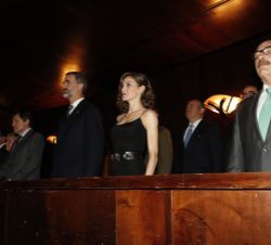 Don Felipe y Doña Letizia, junto al resto de autoridades, en el palco de honor, durante la interpretación del Himno Nacional