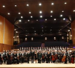 Sus Majestades los Reyes, con la Orquesta Sinfónica del Principado de Asturias y el Coro de la Fundación Princesa de Asturias