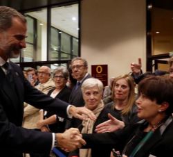 Don Felipe saluda al público asistente al finalizar el concierto
