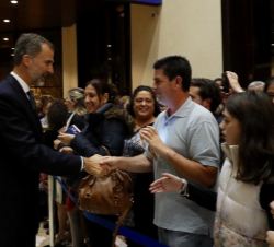 Don Felipe saluda al público asistente al finalizar el concierto