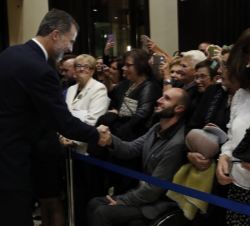 Don Felipe y Doña Letizia saludan al público asistente al finalizar el concierto