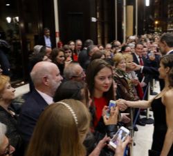 Don Felipe y Doña Letizia saludan al público asistente al finalizar el concierto