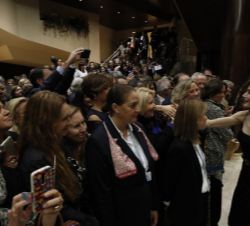 Doña Letizia saluda al público asistente al finalizar el concierto