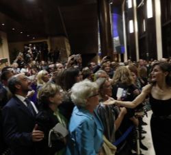 Doña Letizia saluda al público asistente al finalizar el concierto