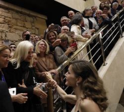Doña Letizia saluda al público asistente al finalizar el concierto