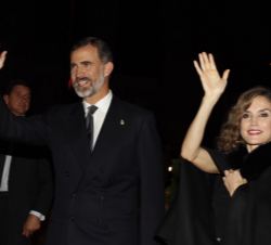 Sus Majestades los Reyes agradecen el cariño de los ciudadanos al finalizar el concierto