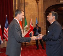 Su Majestad el Rey entrega la insignia de la Fundación a Siddhartha Kaul, presidente de Aldeas Infantiles SOS Internacional y Premio Princesa de Astur