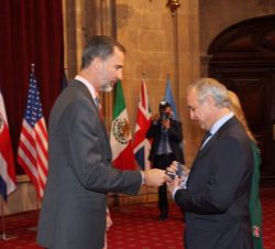 Su Majestad el Rey entrega la insignia de la Fundación a Pedro José Puig, presidente de Aldeas Infantiles SOS España y Premio Princesa de Asturias de 