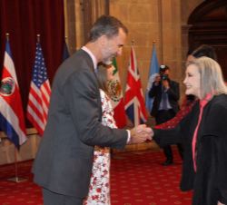 Su Majestad el Rey entrega la insignia de la Fundación a Nuria Espert, Premio Princesa de Asturias de las Artes