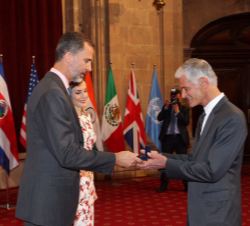 Su Majestad el Rey entrega la insignia de la Fundación a James Nachtwey, Premio Princesa de Asturias de Comunicación y Humanidades